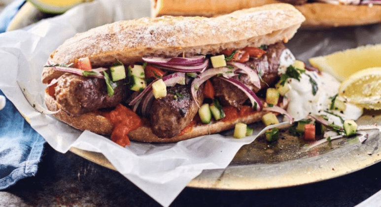 Sandwich mit Cevapcici, Gemüse und Ajvar