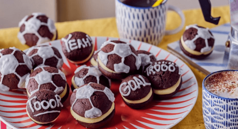 Fußball Woopie Pies mit braunem Zucker und Kakao