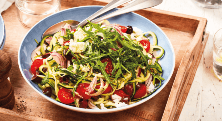 Griechischer Salat mit Zucchininudeln, Cherrytomaten, Feta & Rucola