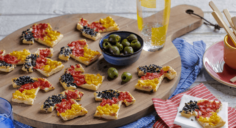 Blätterteig Trikots mit Oliven, Cherrytomaten und Mais