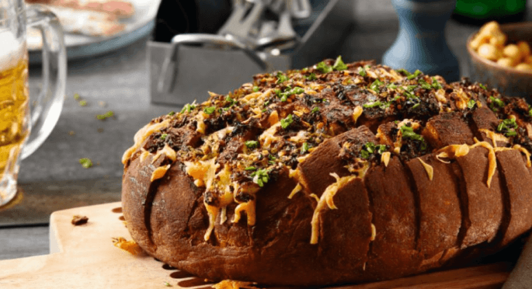 Einfaches Pull-Apart-Brot mit Schnittlauch, Knoblauch und Käse