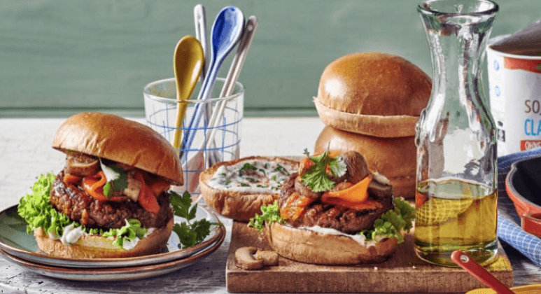 Veganer Burger mit gerösteter Paprika, Champignons und Koriander
