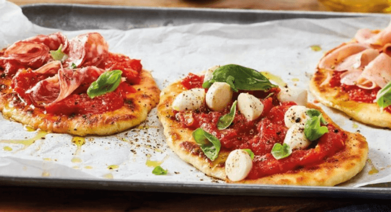 Flat-Bread-Pizza mit Pomodoro, Basilikum, Mozzarella, Salami