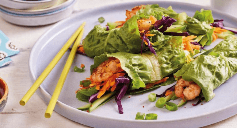 Lowcarb-Sommerrollen mit Party-Garnelen im Salatblatt