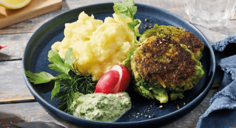 Brokkoli-Frikadellen mit Kartoffelpüree mit Frühlingsquark