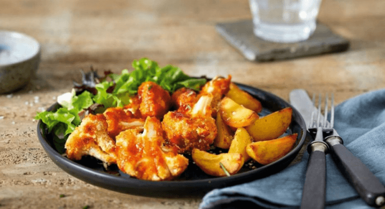 Blumenkohl-Wings mit Kartoffelspalten und Salat