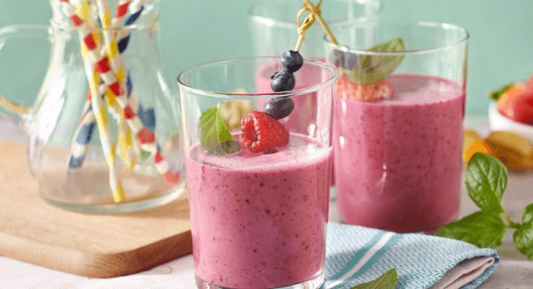 Smoothie für nach dem Sport aus Hafer, Beeren, Agavendicksaft