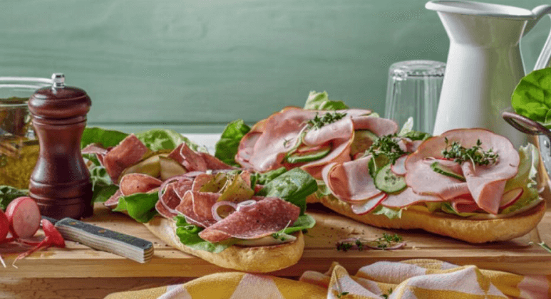 Salami-Schinken-Sandwich mit Gurken, Kopfsalat, Zwiebeln