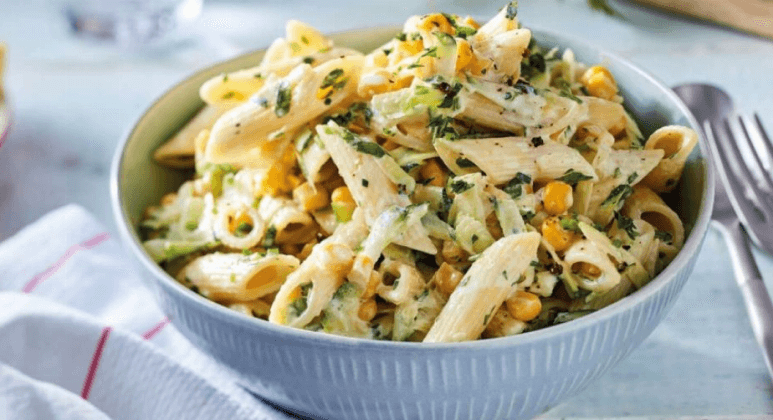 One Pot Pasta mit Zucchini, Frischkäse und Mais