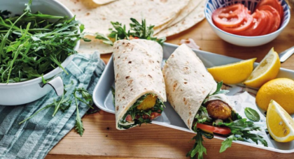 Vegane Falafel-Wraps mit Sojaghurt-Minz-Soße