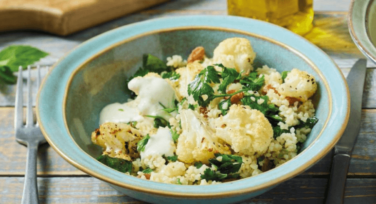 Gerösteter Blumenkohl mit Bulgur-Taboulé und Limetten-Joghurt