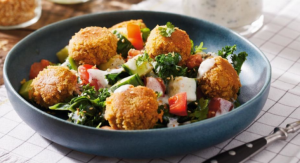 Grünkohl-Salat mit Falafel und Sojaghurt