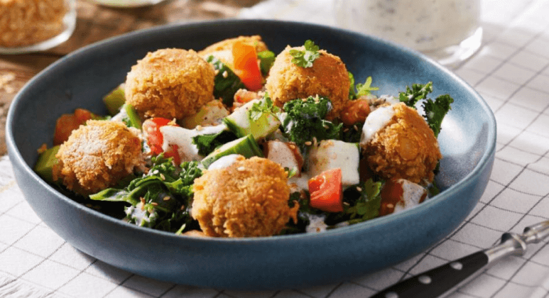 Grünkohl-Salat mit Falafel und Sojaghurt