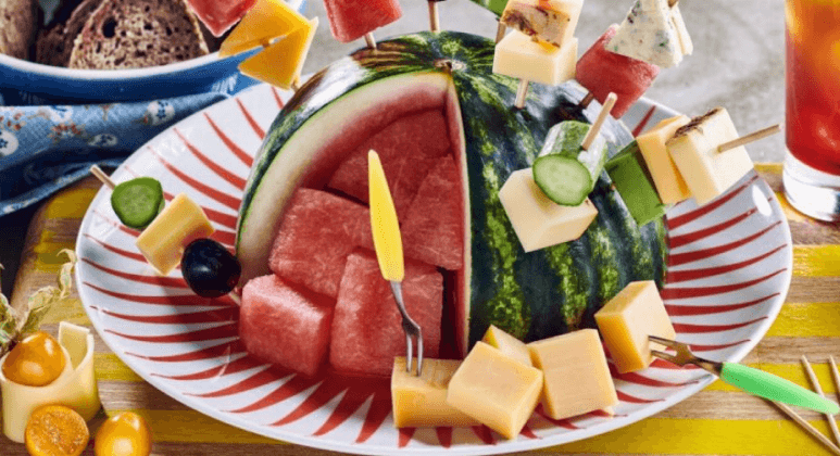 Wassermelone mit Käsespießen in Form eines Igels