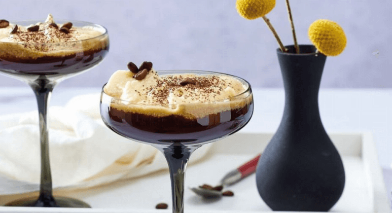 Espresso-Martini im Martini-Glas