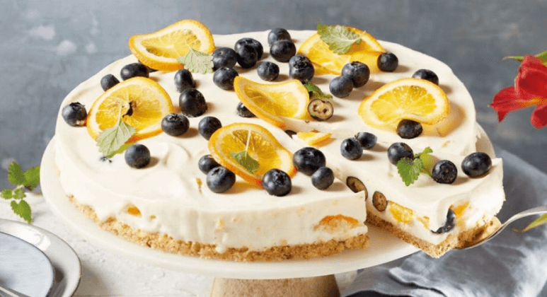 Heidelbeer-Orangen-Torte mit Löffelbiskuits und Mandeln