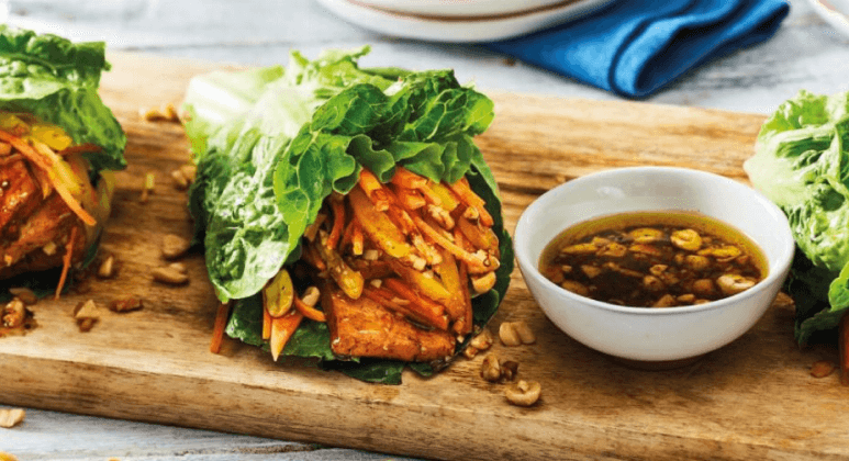 Wraps aus Romana mit Räuchertofu und Gemüse