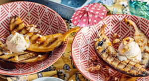 Gegrillte Bananen Split mit Vanilleeis und Mandeln