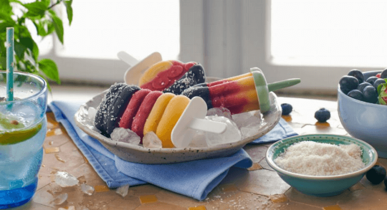 Erdbeer-Ananas-Eis mit Schokoladenüberzug in den Farben der Deutschland-Flagge