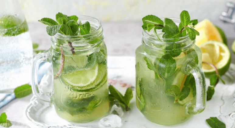  Limetten-Limonade mit Minze im Glas