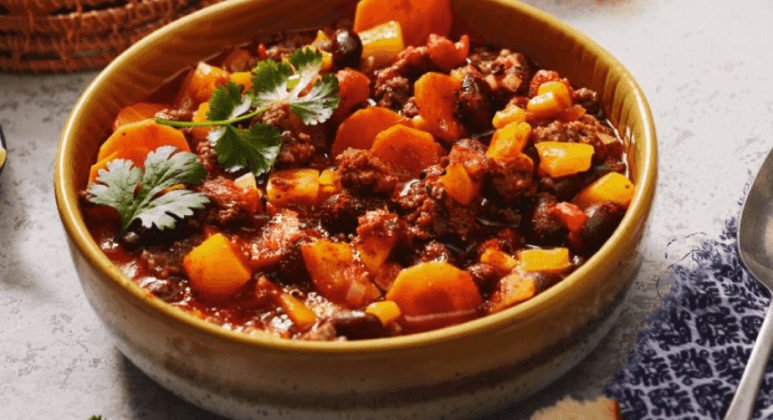 vegetarisches Chili con Carne in einer Schüssel mit Koriander