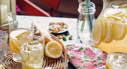 Ingwer-Limonade mit Zitronenscheiben und Eiswürfeln