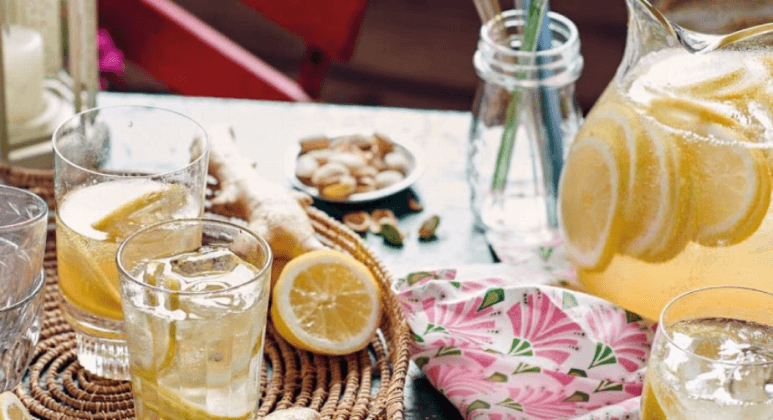 Ingwer-Limonade mit Zitronenscheiben und Eiswürfeln