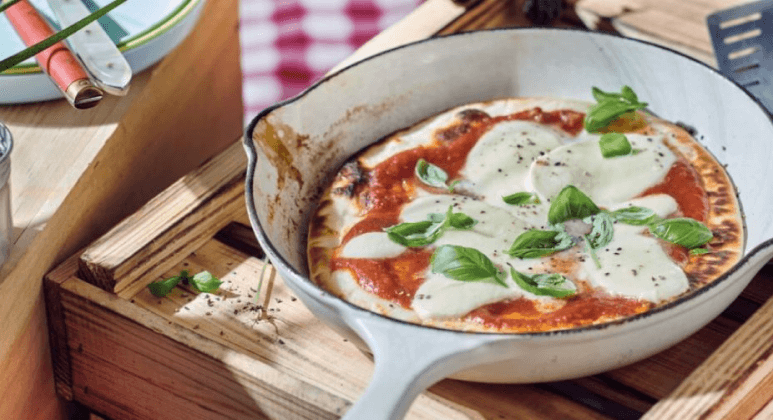 Pfannen-Pizza Margarita mit Basilikum und Mozarella