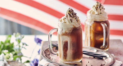 Eiskaffee mit Vanilleeis, Sahne und Schokostreuseln