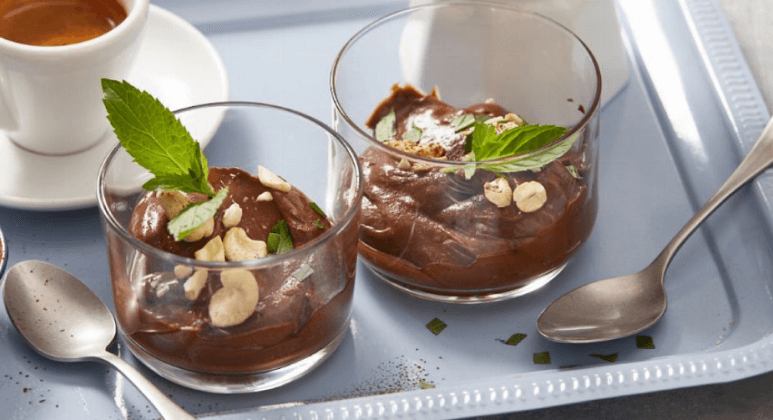 Avocado-Schokoladen-Mousse mit Cashew und Minze