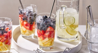 Fruchtige Sommer-Bowle mit Zitronenlimonade, Erdbeeren, Ananas
