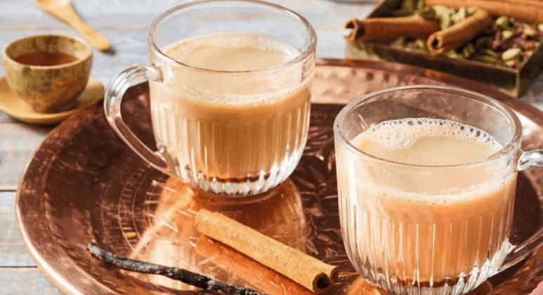 Chai Tea aus schwarzem Tee, Ingwer, Nelken, Kardamom und Honig