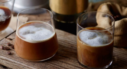 Cold Brew Coffee mit Vanillemilch mit Vanillegeschmack