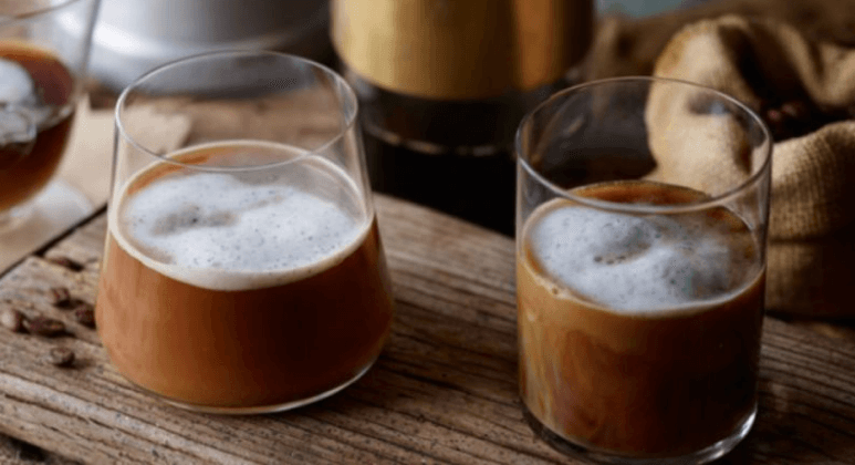 Cold Brew Coffee mit Vanillemilch mit Vanillegeschmack