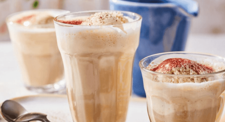 Latte macchiato mit Vanilleeis und Kakao
