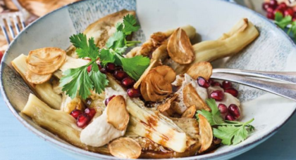 Gegrillte Aubergine mit Nusscreme, Granatapfelkernen und Knoblauch