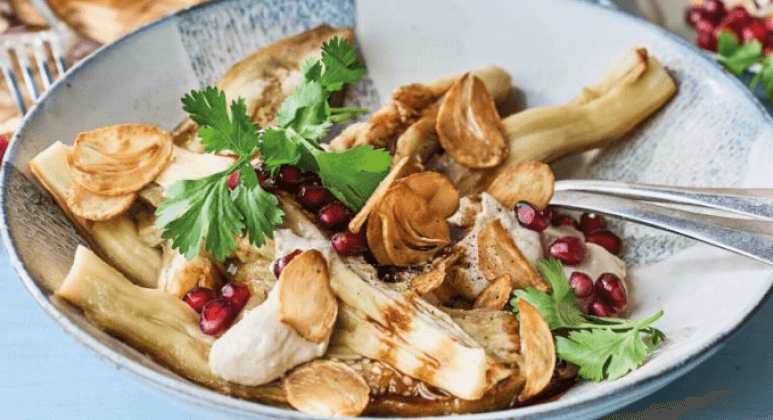 Gegrillte Aubergine mit Nusscreme, Granatapfelkernen und Knoblauch