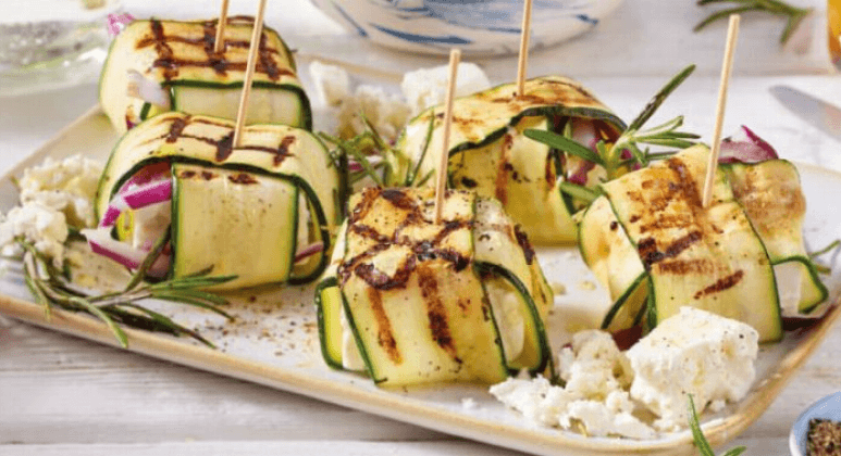 Gegrillte Zucchini-Feta-Päckchen mit Zwiebeln, Rosmarin und Honig