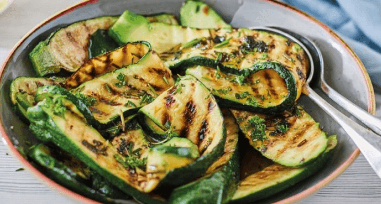 Gegrillte Zucchini mit Kräuter-Zitronen-Öl mit frischen Kräutern