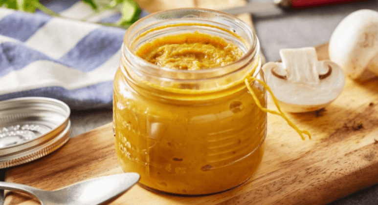 Gewürzpaste für Gemüsebrühe mit Suppengemüse und frischen Kräutern