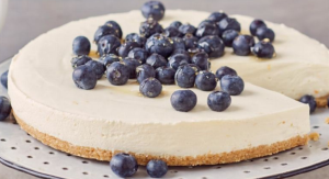 Skyr-Cheese-Cake mit Heidelbeeren und Butterkeksen