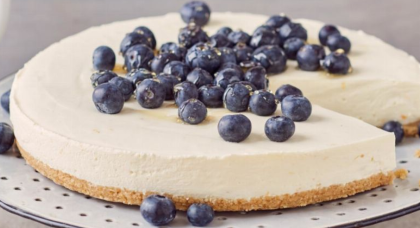 Skyr-Cheese-Cake mit Heidelbeeren und Butterkeksen