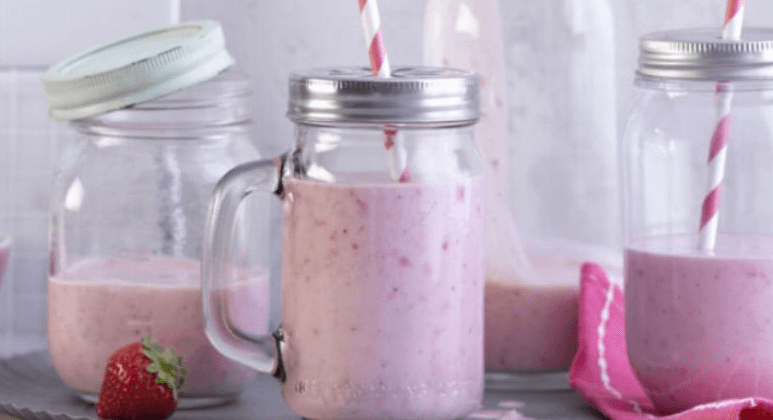 Erdbeer-Skyr-Shake mit Banane und Orangen