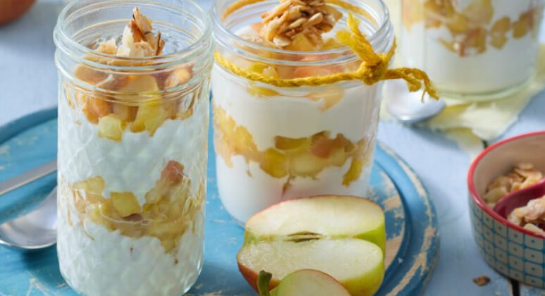 Quark mit Apfelkompott, Mandelkaramell und Honig