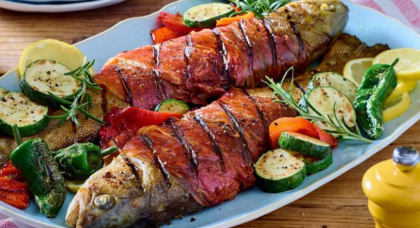 Mediterrane Lachforelle vom Grill mit Serranoschinken