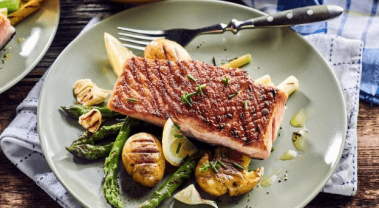 Lachsfilet mit gegrilltem Spargel und Aioli mit frischem Schnittlauch und Kartoffeln