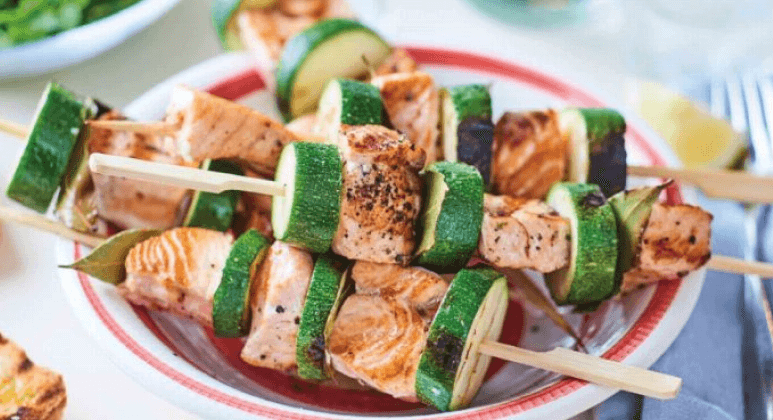 Lachsspieße mit Zucchini und getrockneten Lorbeerblättern