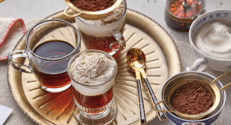 Pharisäer-Kaffee mit Schlafsahne, Rum und Kakaopulver