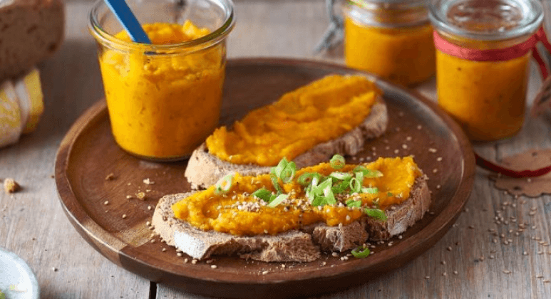 Kürbisaufstrich mit Sesam und Äpfeln