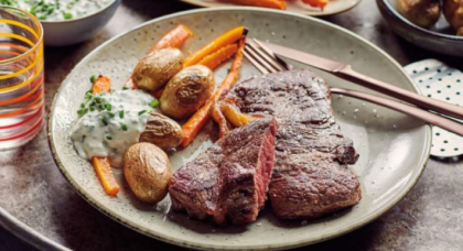 Steaks mit Kartoffeln, Röstkarotten und Dip